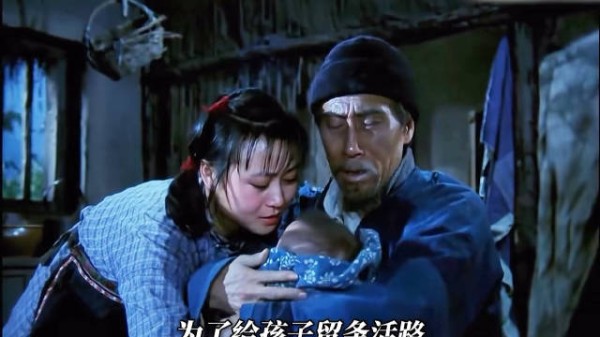 男孩碰落茶杯遭养母斥责，弟弟受宠对比鲜明
