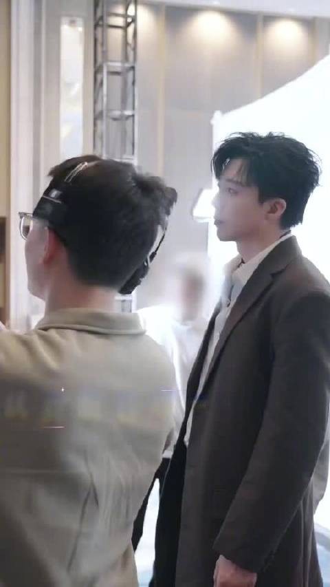 刘宇宁戴银边眼镜录制音乐缘计划侧拍