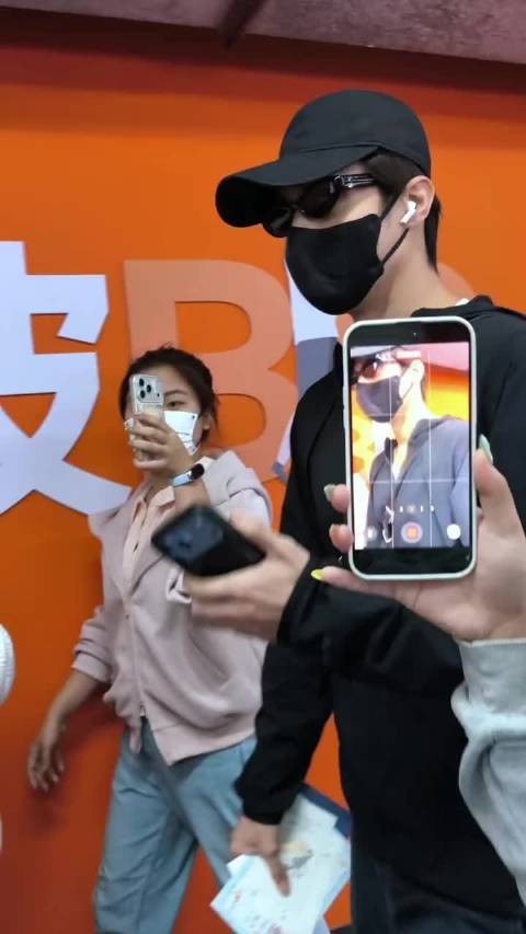陈靖可瘦了好多啊,又高又瘦,还穿了一身黑更显的整个人瘦瘦的
