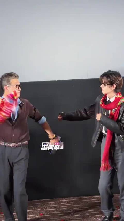 胡先煦李乃文扭秧歌