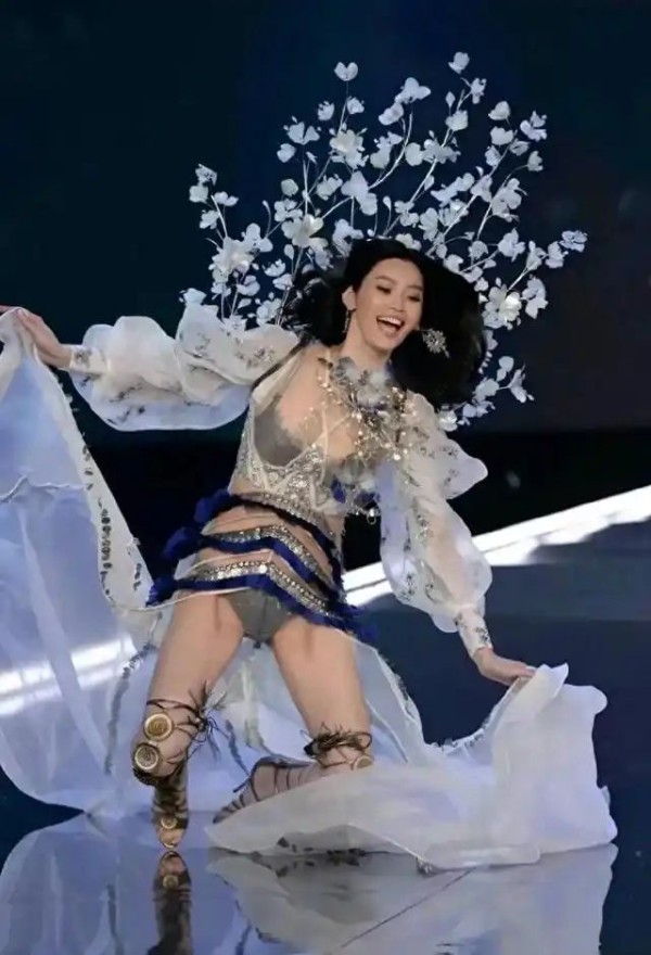 奚梦瑶重回维密T台，“家族骄傲”这四个字，听着体面，其实扎心