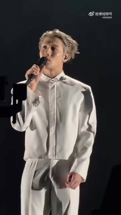 王嘉尔又通透又清醒：坦言本来就是服务行业