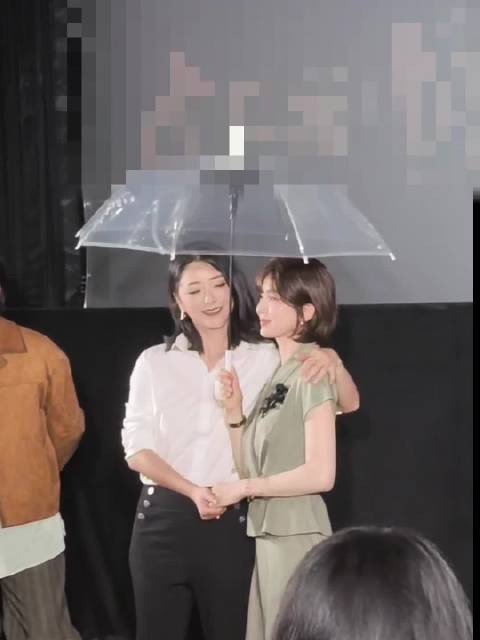 刘诗诗黄小蕾同撑一伞互动,黄小蕾搂抱刘诗诗