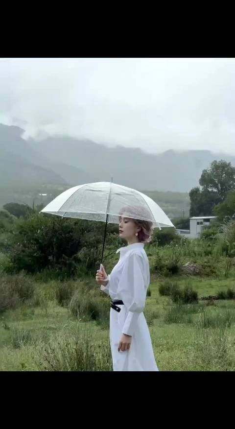 刘诗诗撑伞走过花瓣雨，胡先煦泼花瓣逗笑