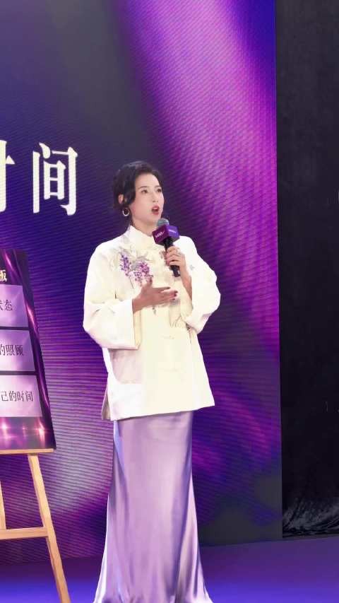 张柏芝称养育3个儿子很轻松,每天五六点起床陪玩