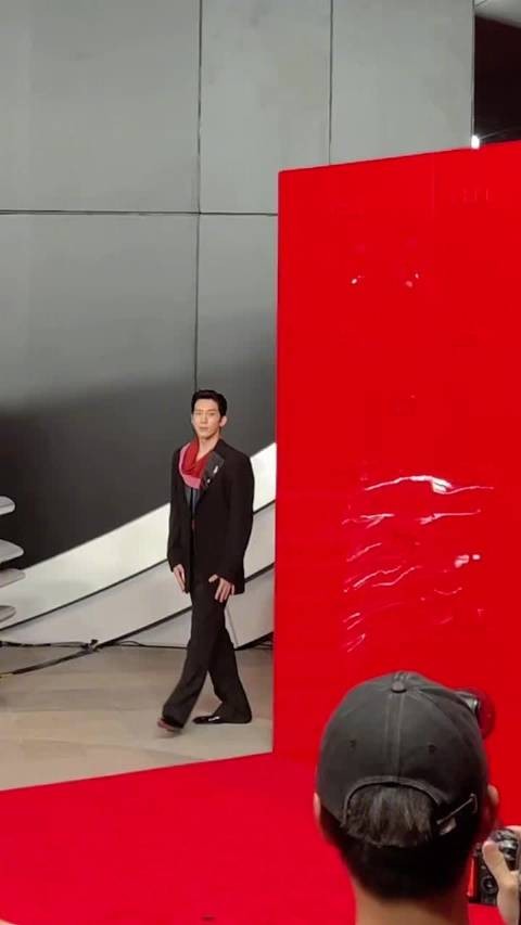 井柏然澳门红毯状态！现在一看到腔调就能想到井柏然了！真的太有内味了！