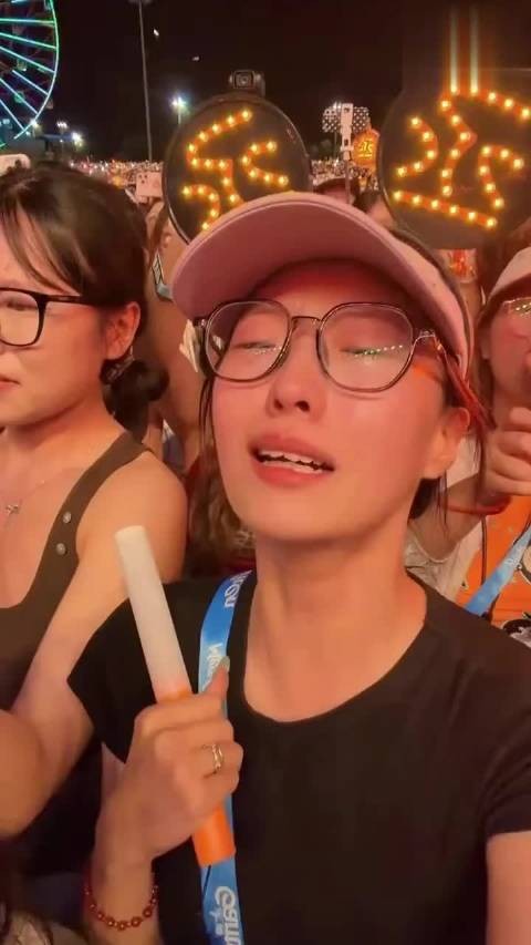 追星意义引深思,应届生演唱会现场行为失控