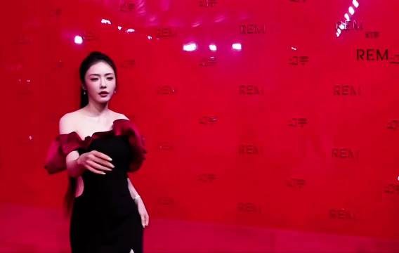 蔡文静红毯造型甜度与气场并存,高马尾清爽利落,红黑长裙尽显曼妙身姿
