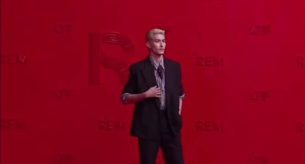 米卡金发背头西装造型封神,酒红领带点睛