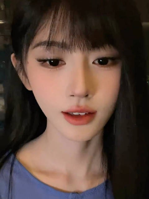 鞠婧祎直播读粉丝来信并展示所赠鲜花