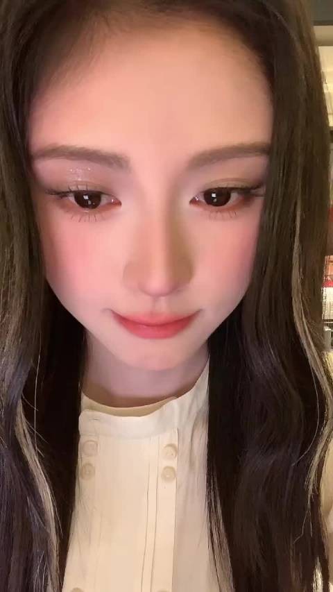 鞠婧祎直播谈万花世界拍摄量大,杀青期待新剧开播