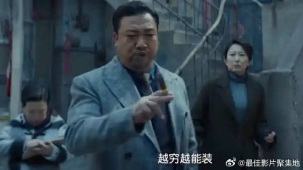 富豪资助穷小孩上学 哪料父母还抽雪茄，直呼：越穷越能装
