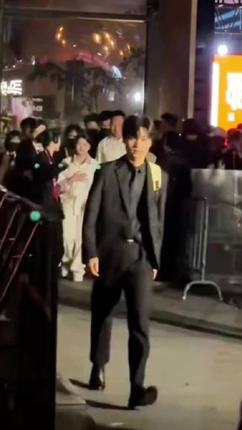 全红婵现身安保层层护住 围观阵仗大