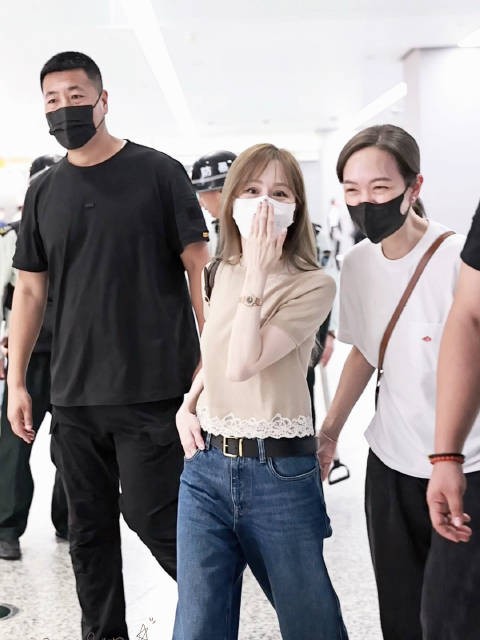 天后:这样蛮好看的唉 (某帅哥刚想开始得瑟) 天后:不要挡到拍照