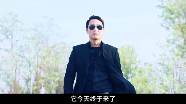 女孩第一次来非洲分公司任职,就遭遇了荷枪实弾的歹徒袭击