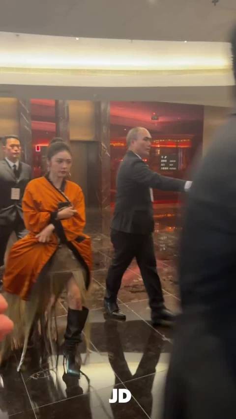 本来以为是高定外搭,结果是酒店浴袍,姐这气质真的披啥都像大牌!