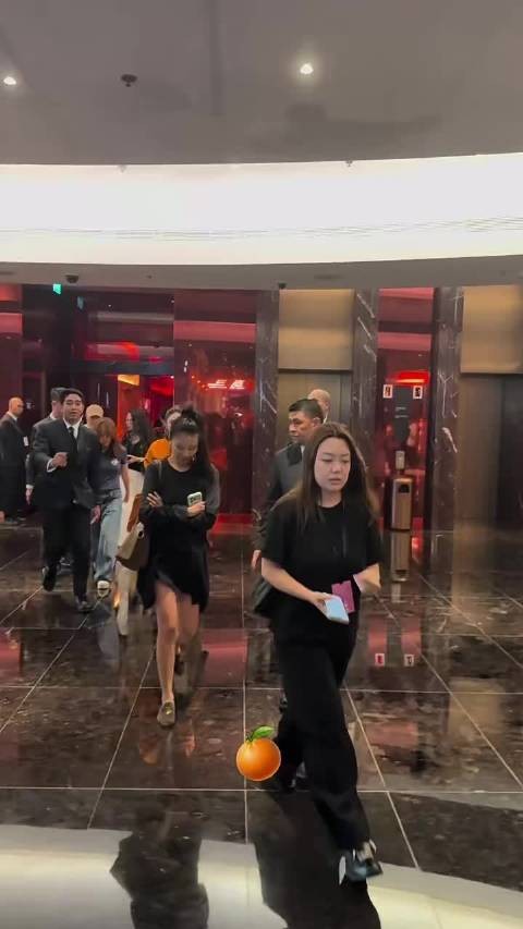 原来蔡文静晚礼服外面穿的是酒店浴袍啊 这都能穿得这么高级