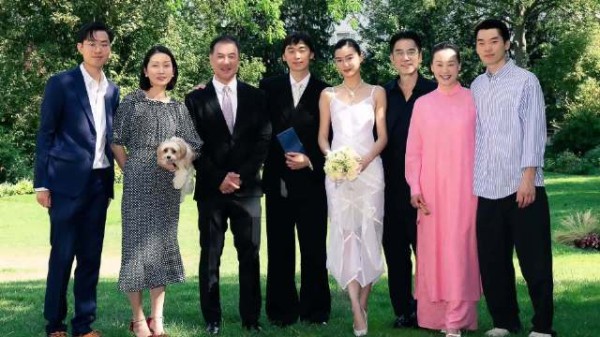 名模陈瑜官宣结婚,甜嫁林依轮长子林子濠,晒婚礼全家福满脸幸福