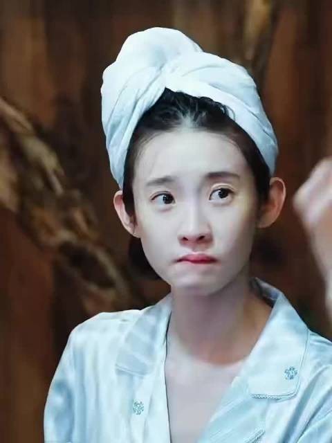 她把角色的委屈和无助演活了,每一滴眼泪都让观众跟着揪心