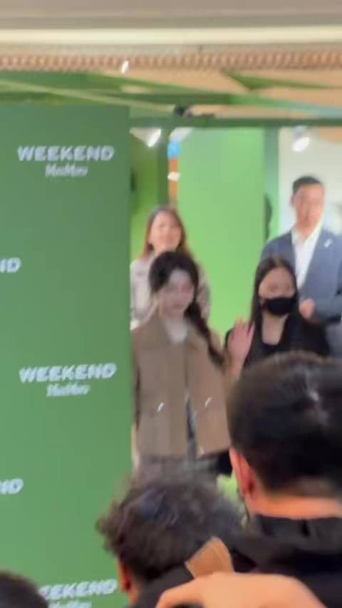 谭松韵成都品牌活动麻花辫造型松弛感拉满