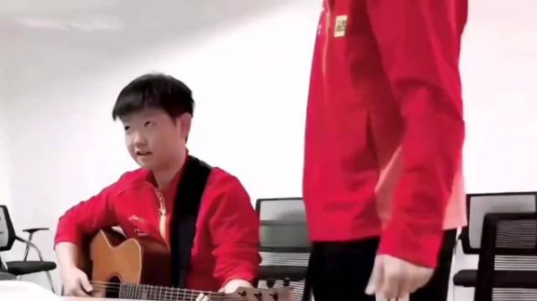 “为了她偷偷地学会了吉他，想把她最喜欢的情话弹给她”————《暖一杯茶》