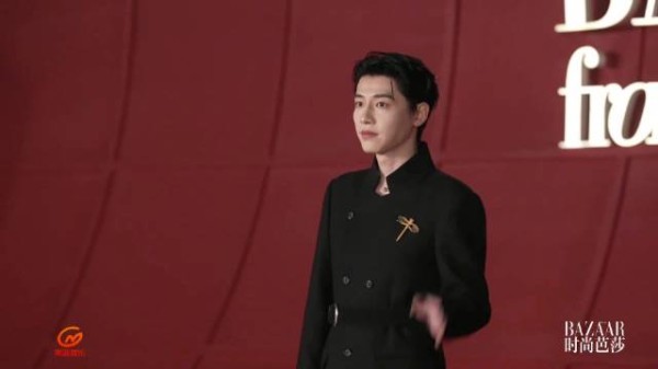 辛云来芭莎盛典红毯采访全程 黑色新中式胸前别了竹蜻蜓 帅气满分