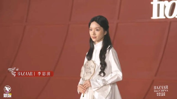 李思潼芭莎盛典红毯拿苏绣团扇