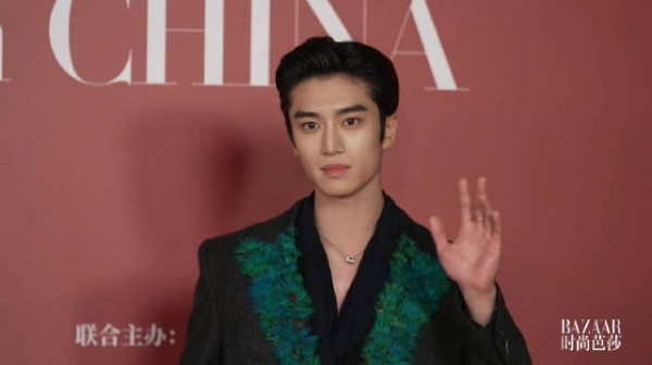 张康乐孔雀蓝V领亮相芭莎红毯 首赴江阴谈非遗