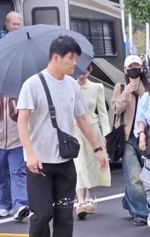 杨超越新剧《三分之一的我们》路透来了，盘发太温婉了，你期待这部剧
