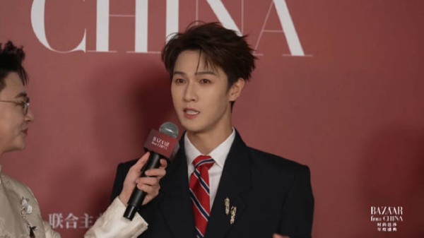 李昀锐芭莎盛典红毯盘核桃,采访全程红色条纹领带黑西装亮相