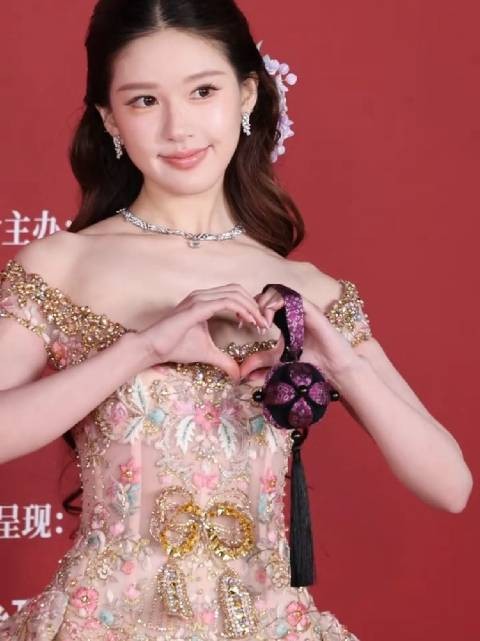 高清版露思亮相芭莎 ,收到甜妹比心 时尚芭莎来自中国年度盛典