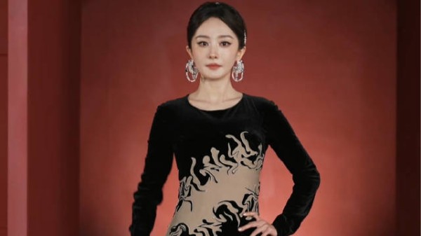 杨幂压轴亮相芭莎盛典红毯 盘发黑裙佩戴琉璃小羊