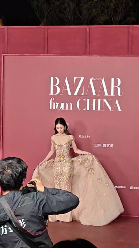 粉丝要求比心飞吻赵露思宠粉照做赵露思芭莎红毯给足情绪价值
