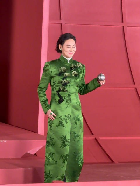 惠英红王嘉尔杨幂等出席芭莎盛典红毯