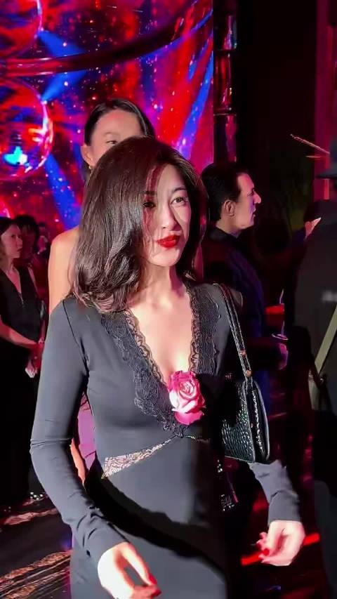 朱珠真的是一直性感，天生的女人味