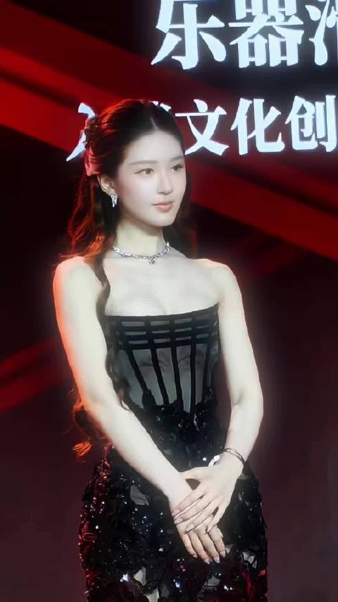 芭莎晚宴的露思好美喔!