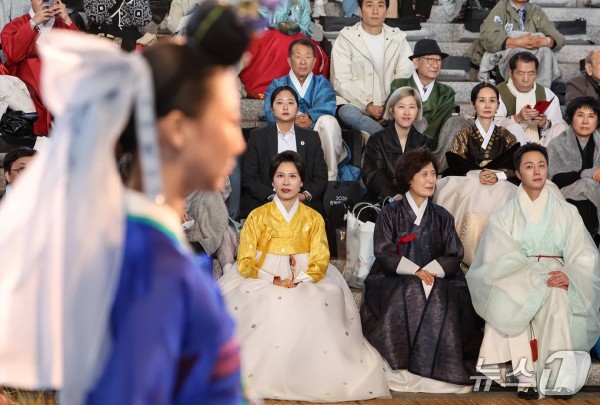 韩服文化周启幕，韩国第一夫人金惠景两套韩服造型切换，一庄一柔演绎传统服饰美学