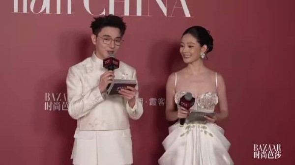 王嘉尔芭莎红毯关心主持人冷不冷