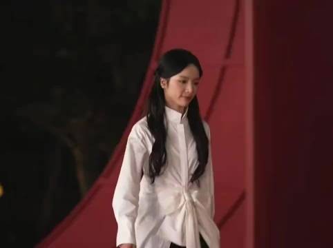 李思潼扛住了芭莎直播镜头
