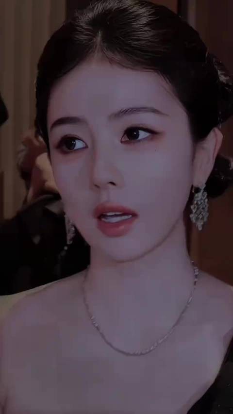 白鹿芭莎盛典连换两套高定，姐一套妹一套