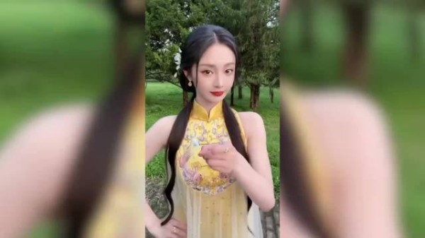 周洁琼长相耐看，淡妆清甜浓妆明艳