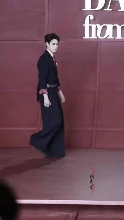 李昀锐红毯穿红底鞋搭深色西装