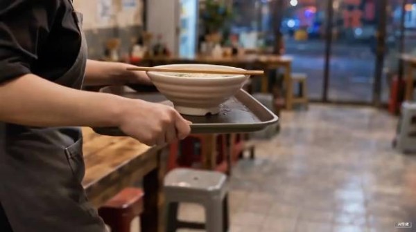 深夜一个8岁男孩拼命护着一碗面哭着不让老板倒掉