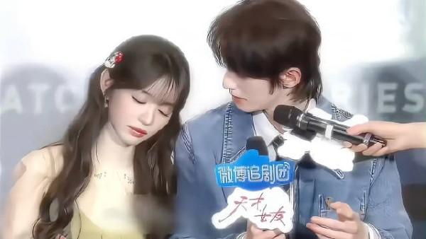 完全是樱花树下站谁都美，田曦薇男神收割机，一不小心成了所有人的天菜