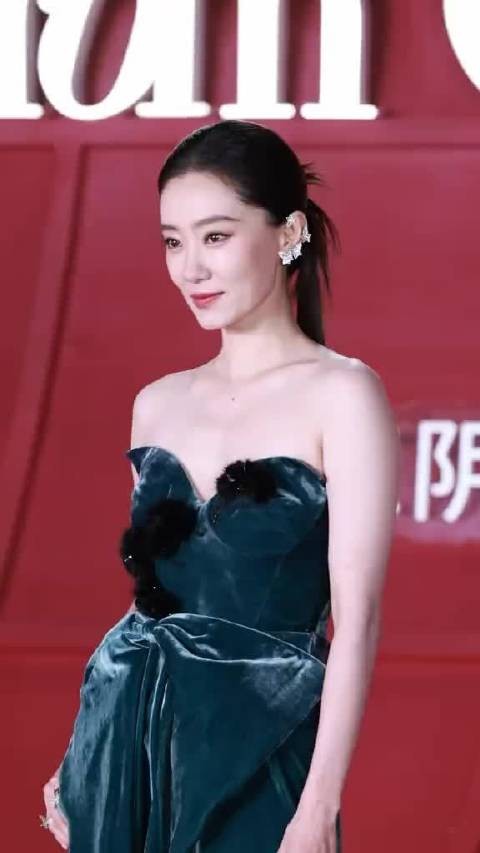 芭莎红毯空档一分钟,张小斐临时上台从容救场