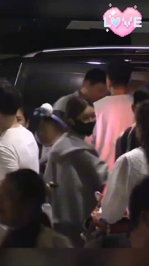 文咏珊一家三口游迪士尼，女儿首次曝光
