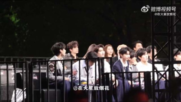 翔妹戴毛线帽买杰尼龟手机壳追星