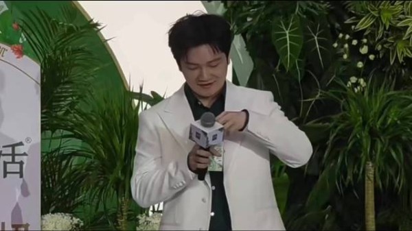 樊振东现身上海品尝金典代言产品