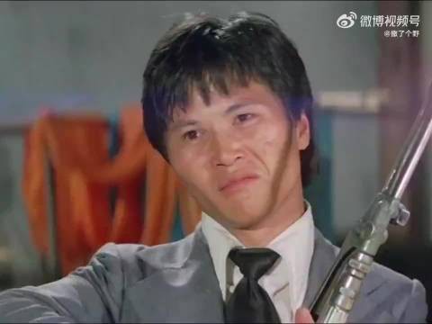 小伙的枪被烧成了问号