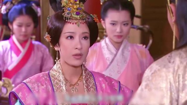 贵妃吃醋把皇帝关门外,不料被小宫女捡漏,一夜翻身成宠妃